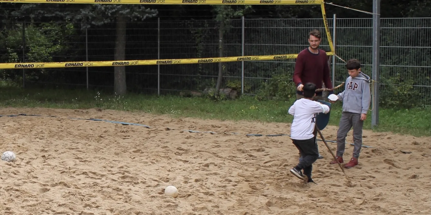 Kinder und Betreuer beim Spielen
